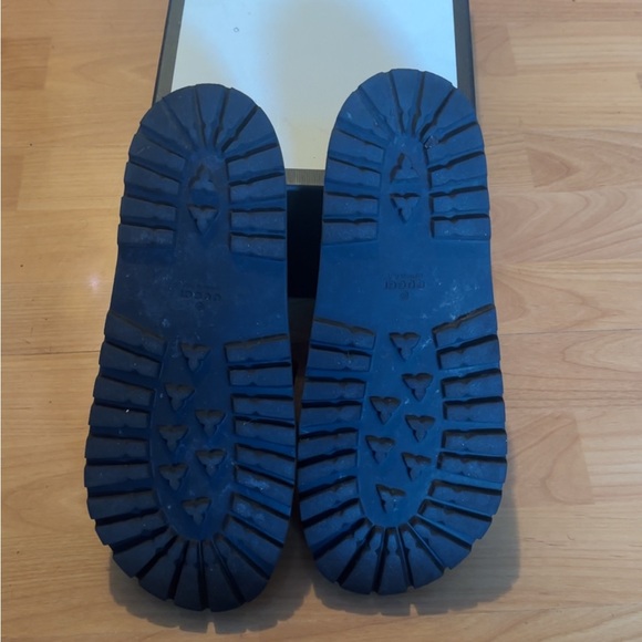 100% authentic Gucci Men’s Red Leather Embossed Slide Sandals with Black Footbed - Picture 3 of 7